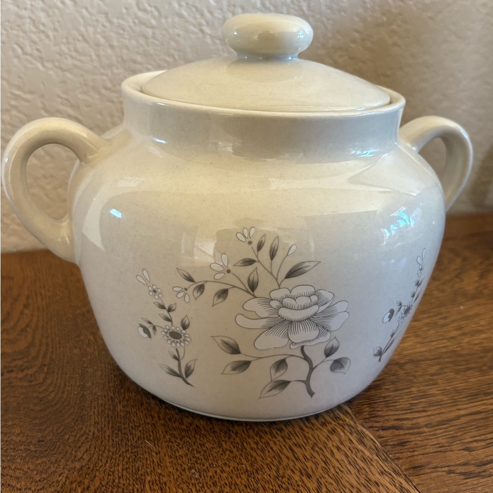 Vintage Southampton Stoneware Cream Ceramic Floral Pot with Lid